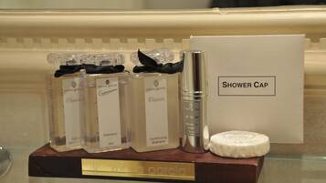 Une gamme de produits de soins pour la douche de la marque Maria Garcia, comprenant un bonnet de douche, un shampooing et un après-shampooing.