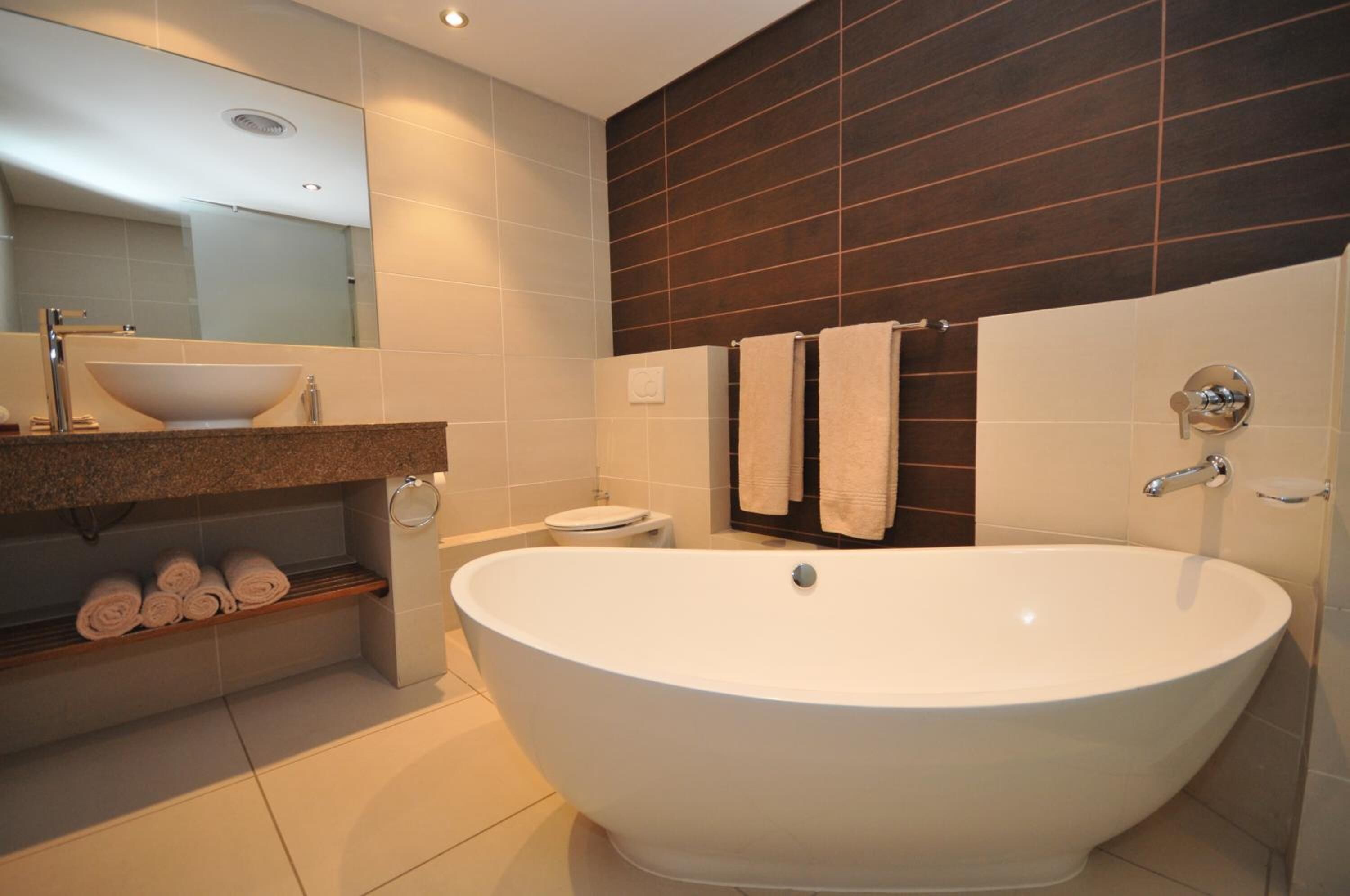 executive suite | bathroom | separate bathtub and shower, deep-soaking bathtub, free toiletries