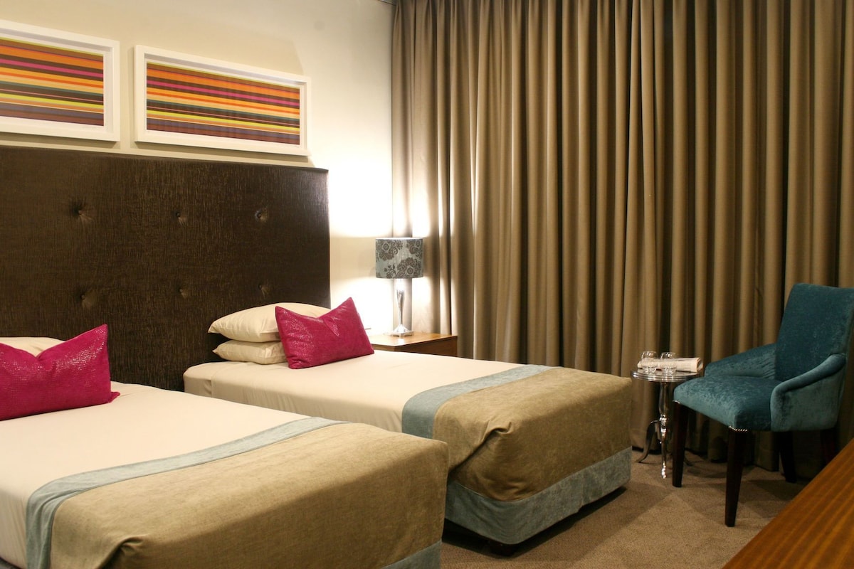 Ropa de cama de alta calidad y tabla de planchar con plancha 