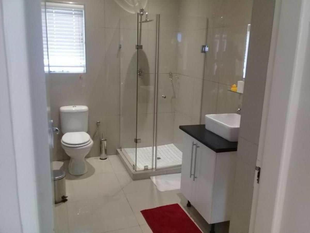 Un baño con inodoro, ducha y lavamanos.