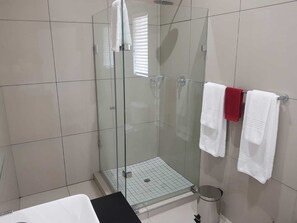 Basic Studio | Bathroom | Separate bathtub and shower, deep-soaking bathtub, free toiletries