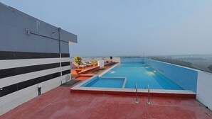 Una piscina en la azotea con vistas despejadas del paisaje circundante.
