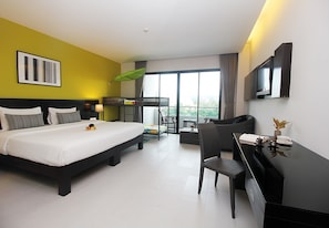 Habitación familiar | Ropa de cama de alta calidad, minibar, caja fuerte y escritorio