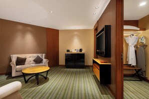 Deluxe Suite, 1 King Bed | Living room | 42-inch TV with satellite channels - Pullman Dongguan Changan (Dongguan)
