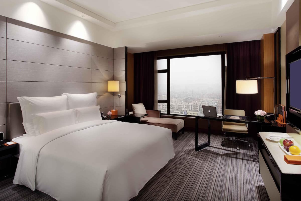 Deluxe Room, 1 King Bed | 1 bedroom, minibar, in-room safe, desk