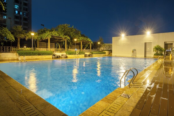 Una piscina al aire libre