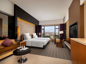 Deluxe Room, 2 Single Beds | Minibar, in-room safe, desk, laptop workspace - Pullman Dongguan Changan (Dongguan)
