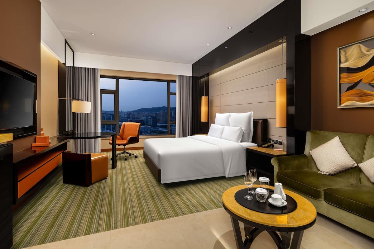 Deluxe Room, 1 King Bed | 1 bedroom, minibar, in-room safe, desk