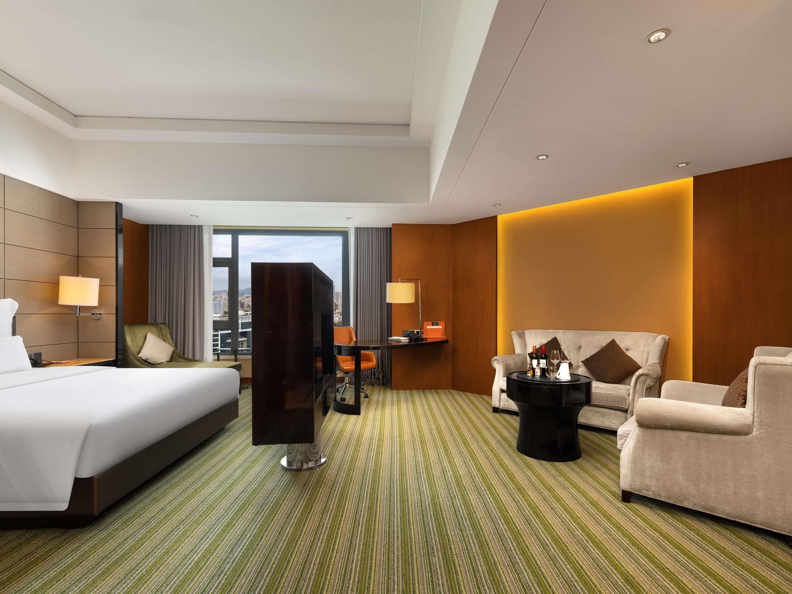 Frigobar, cofres nos quartos, escrivaninha, cortinas blackout