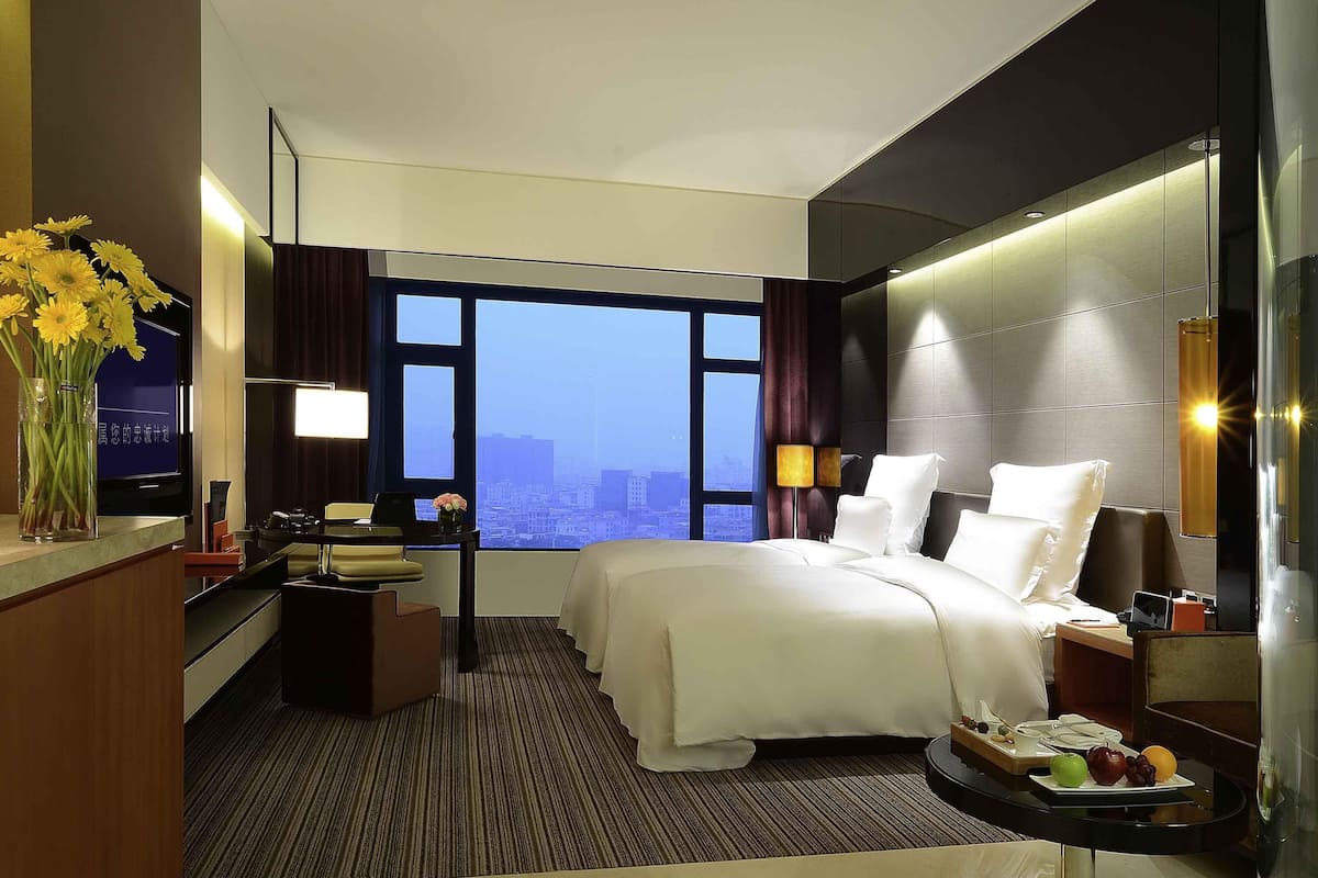 Deluxe Room, 2 Single Beds | 1 bedroom, minibar, in-room safe, desk