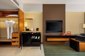 Deluxe Room, 1 King Bed | 1 bedroom, minibar, in-room safe, desk