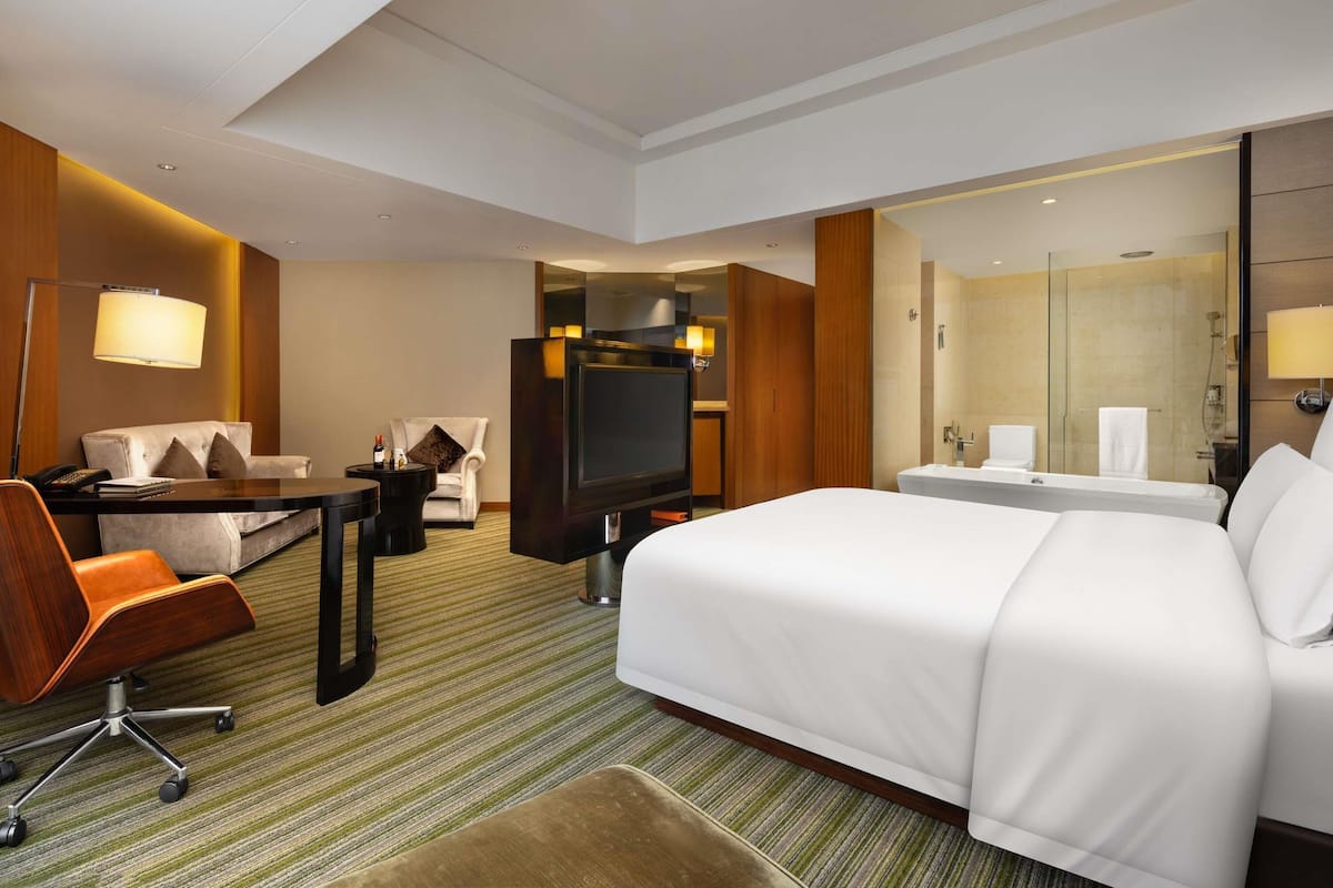 Suite junior, 1 cama King size | 1 habitación, minibar, caja de seguridad en la habitación y escritorio