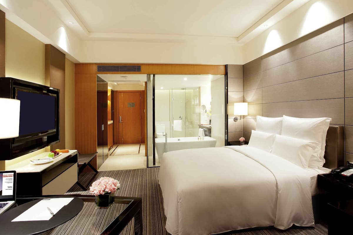 Superior Room, 1 King Bed | 1 bedroom, minibar, in-room safe, desk