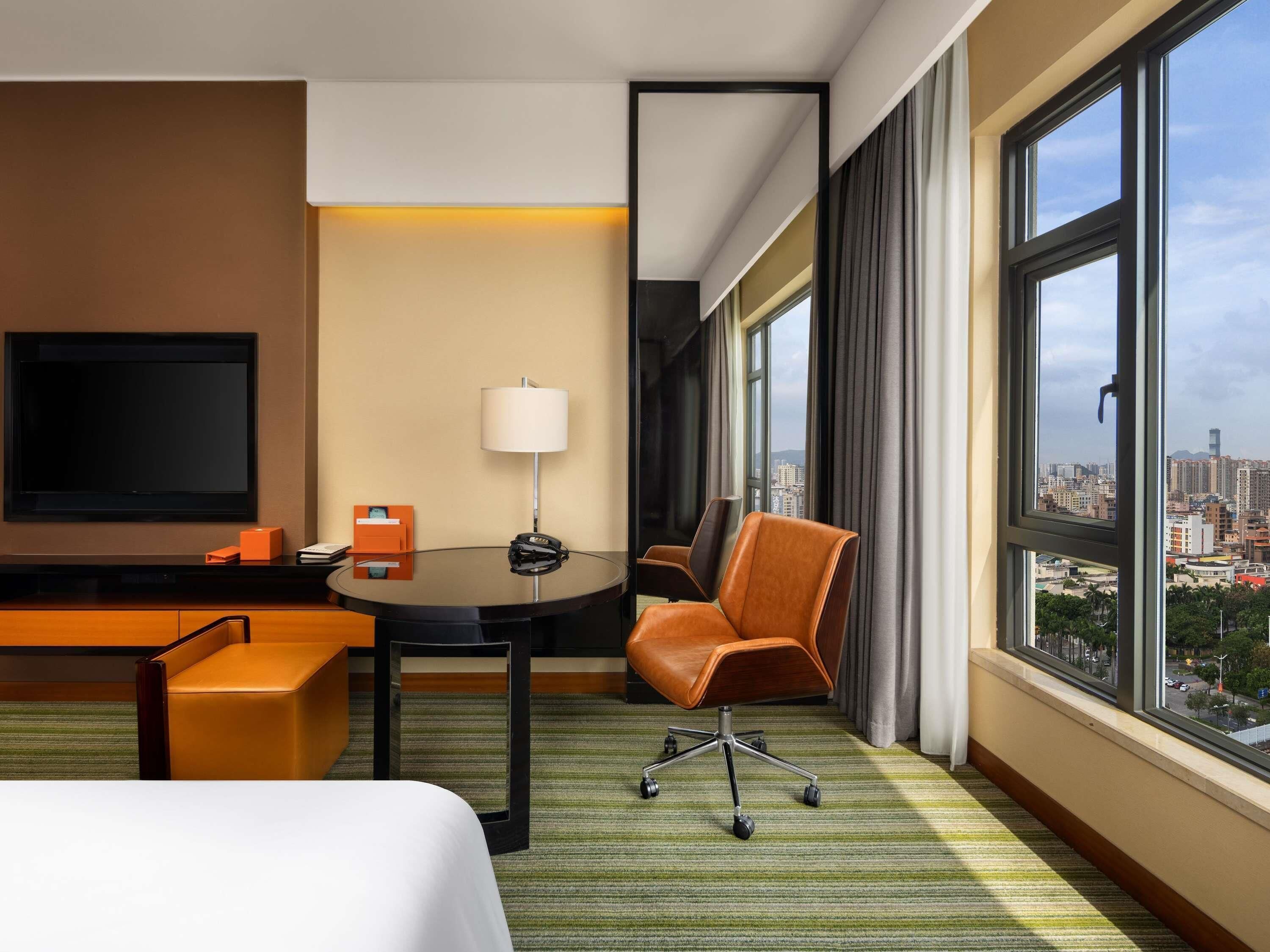Deluxe Room, 1 King Bed | Minibar, in-room safe, desk, laptop workspace