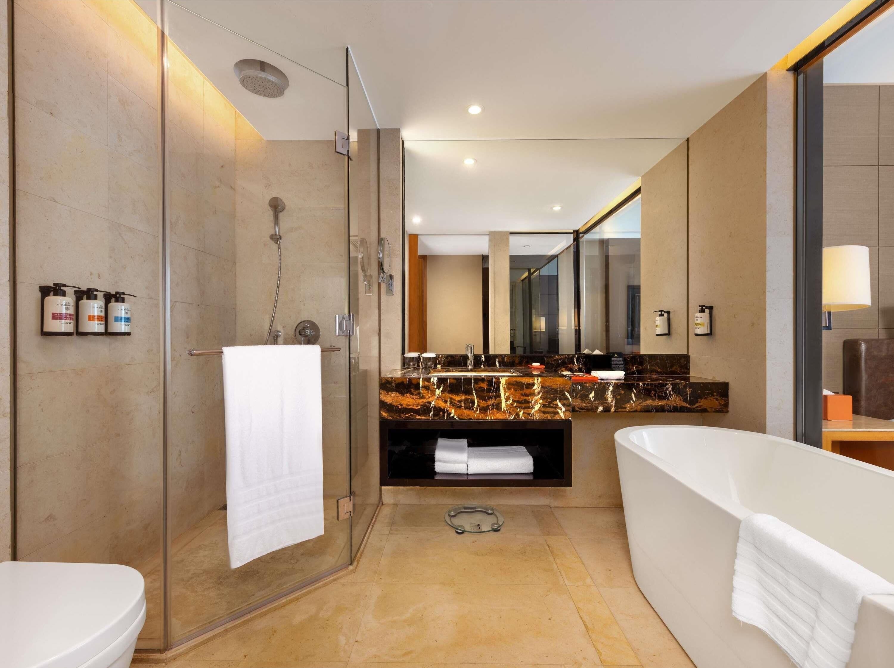 Quarto superior, 2 camas de solteiro | Frigobar, cofres nos quartos, escrivaninha, cortinas blackout