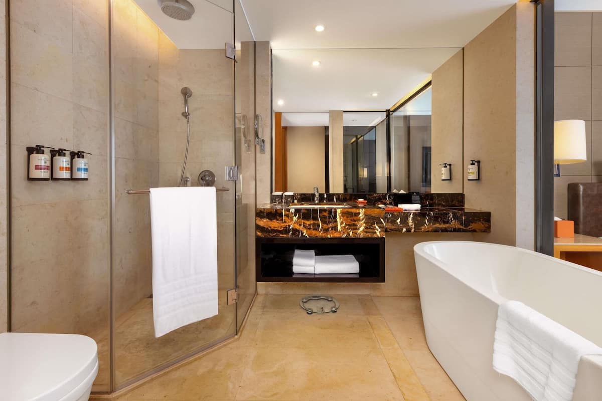 Habitación superior, 2 camas individuales | 1 habitación, minibar, caja de seguridad en la habitación y escritorio