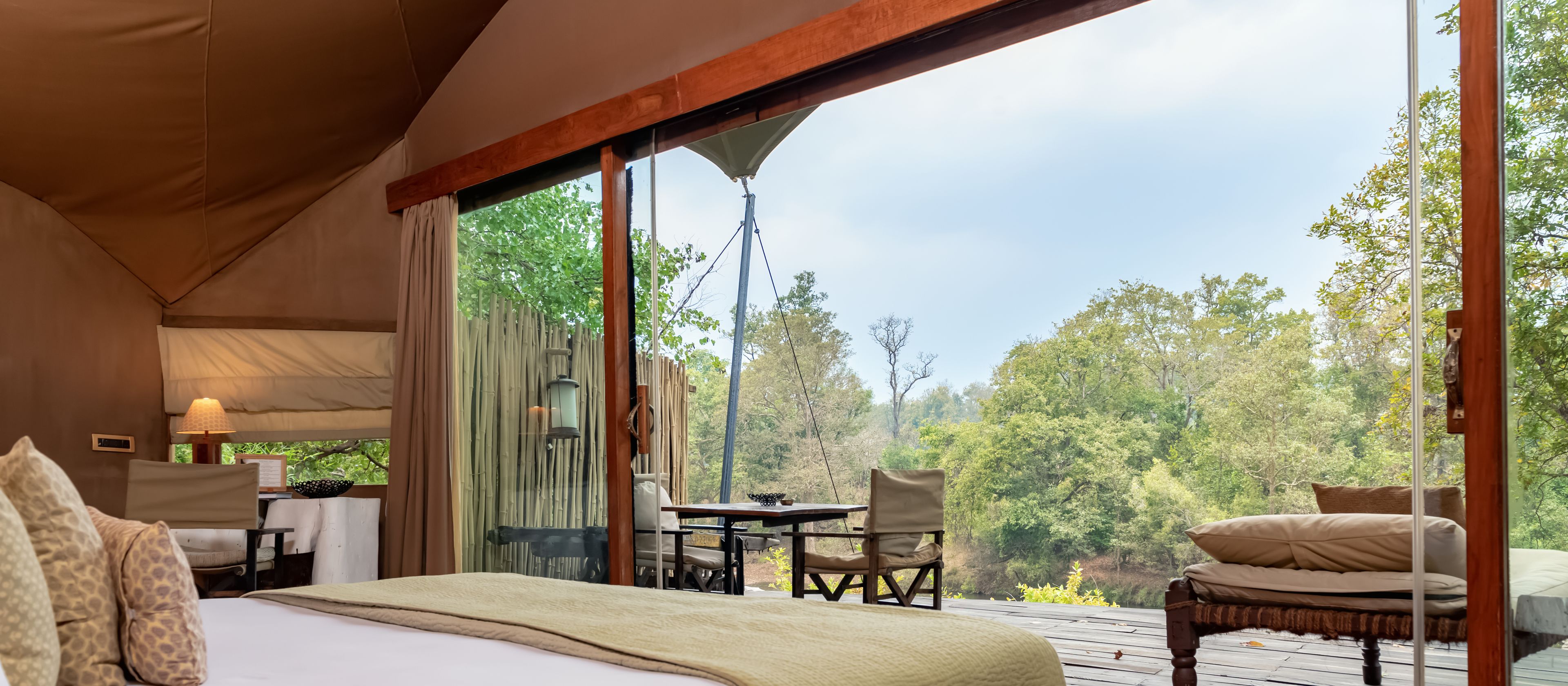 ميني بار وخزنة داخل الغرفة ومكتب وأسرّة قابلة للطي