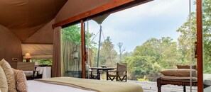 迷你吧、房內夾萬、書桌、摺床/加床 (收費)