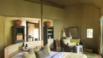 Luxury Suite, 1 Katil Raja (King) | Bar mini, peti besi dalam bilik, meja, katil lipat simpan/tambahan