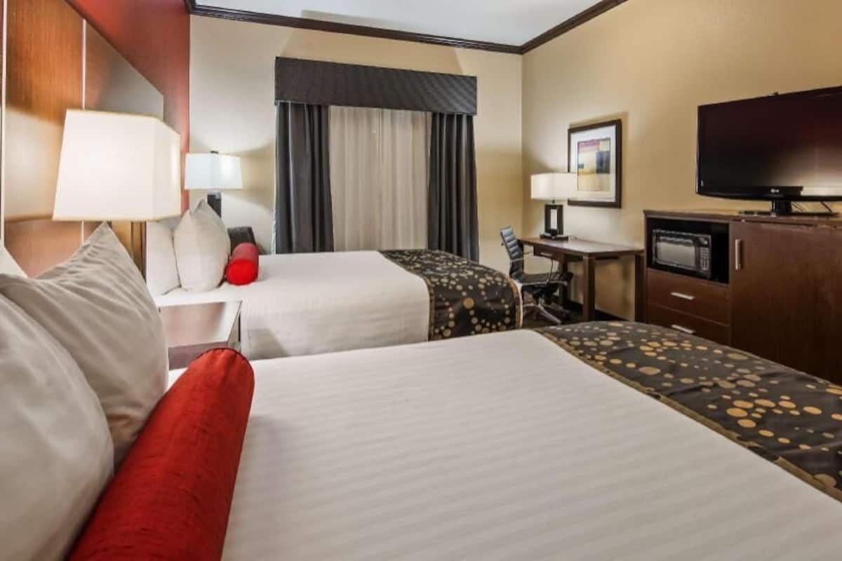 In-room safe, desk, laptop workspace, iron/ironing board