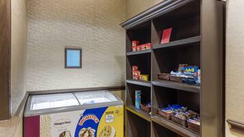 Un espacio de exhibición de alimentos con helado Häagen-Dazs y galletas Nestlé Toll House.