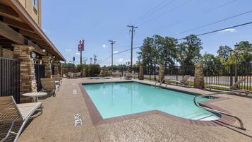 Una piscina al aire libre de temporada (de 10:00 a 22:00), tumbonas