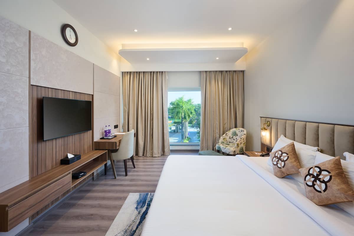 flora suite with complimentary airport transfers | 1 bedroom, premium bedding, pillow-top beds, minibar