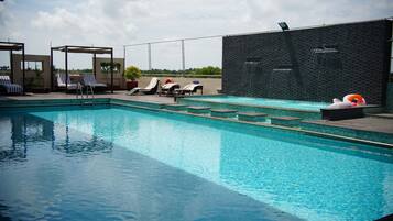 Alberca al aire libre y camas balinesas gratuitas
