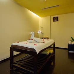 Sauna, steam room, body treatments, aromatherapy, deep-tissue massages
