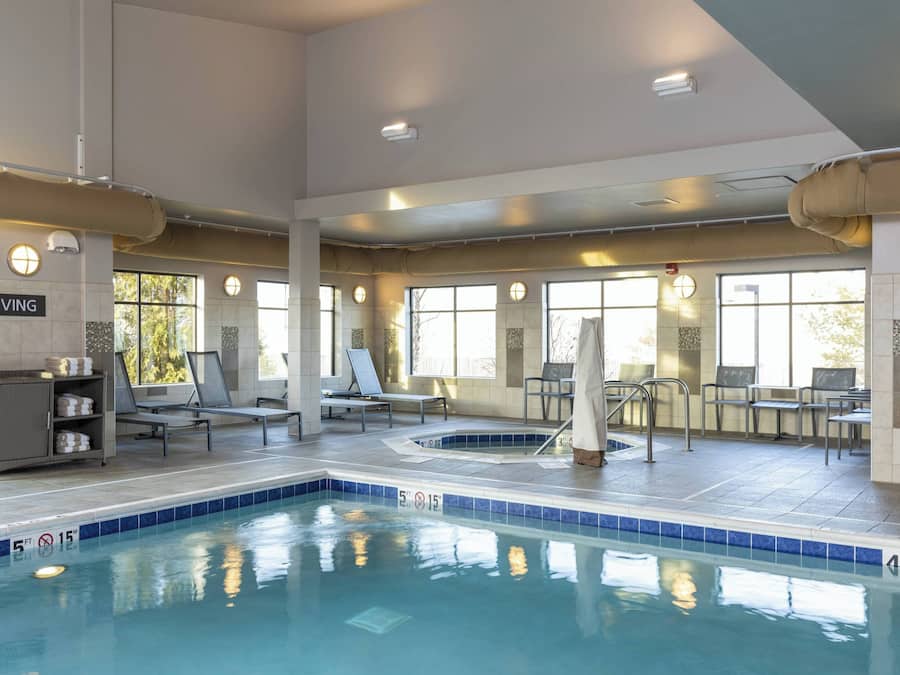 Hồ bơi trong nhà, mở cửa từ 6:00 đến 23:00, ghế dài tắm nắng