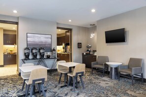Free full breakfast - Residence Inn Midland Marriott (Midland)