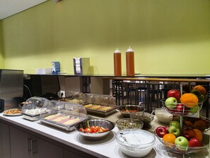 Daily buffet breakfast for a fee - Athens Hawks (Athens)