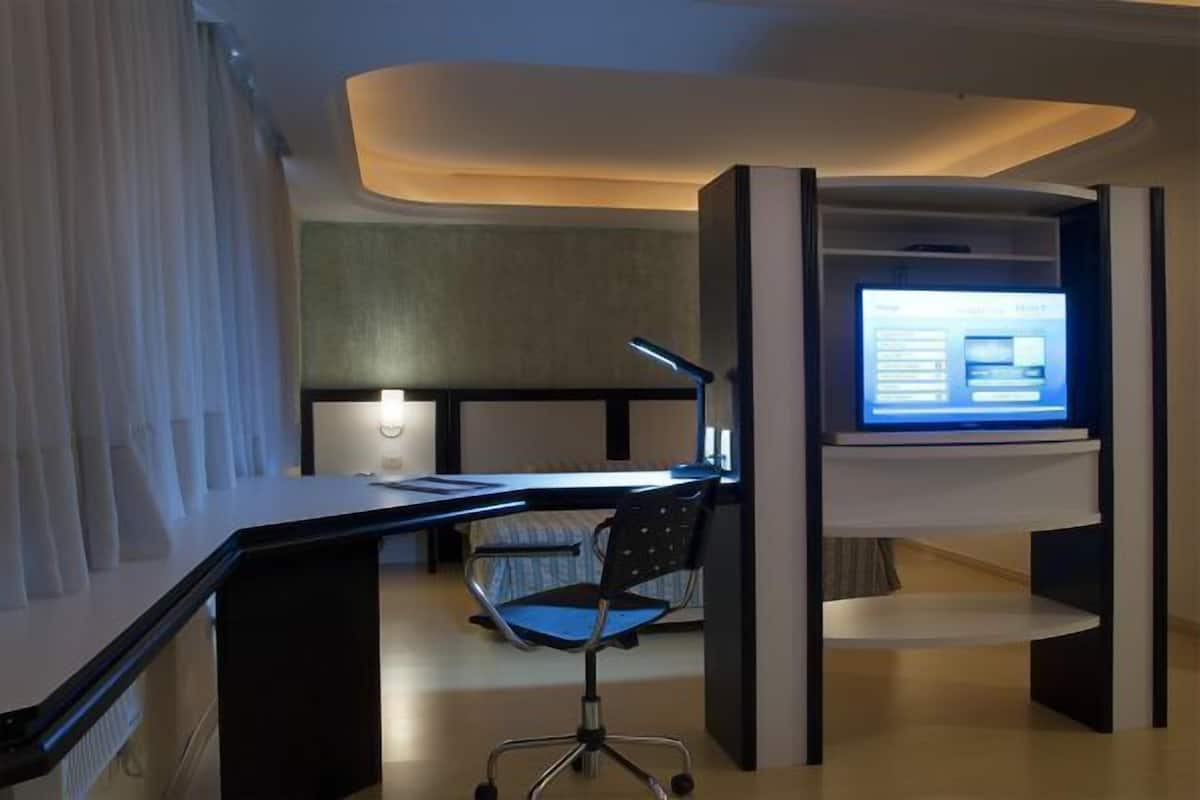 Minibar, caja de seguridad en la habitación y internet por cable gratis
