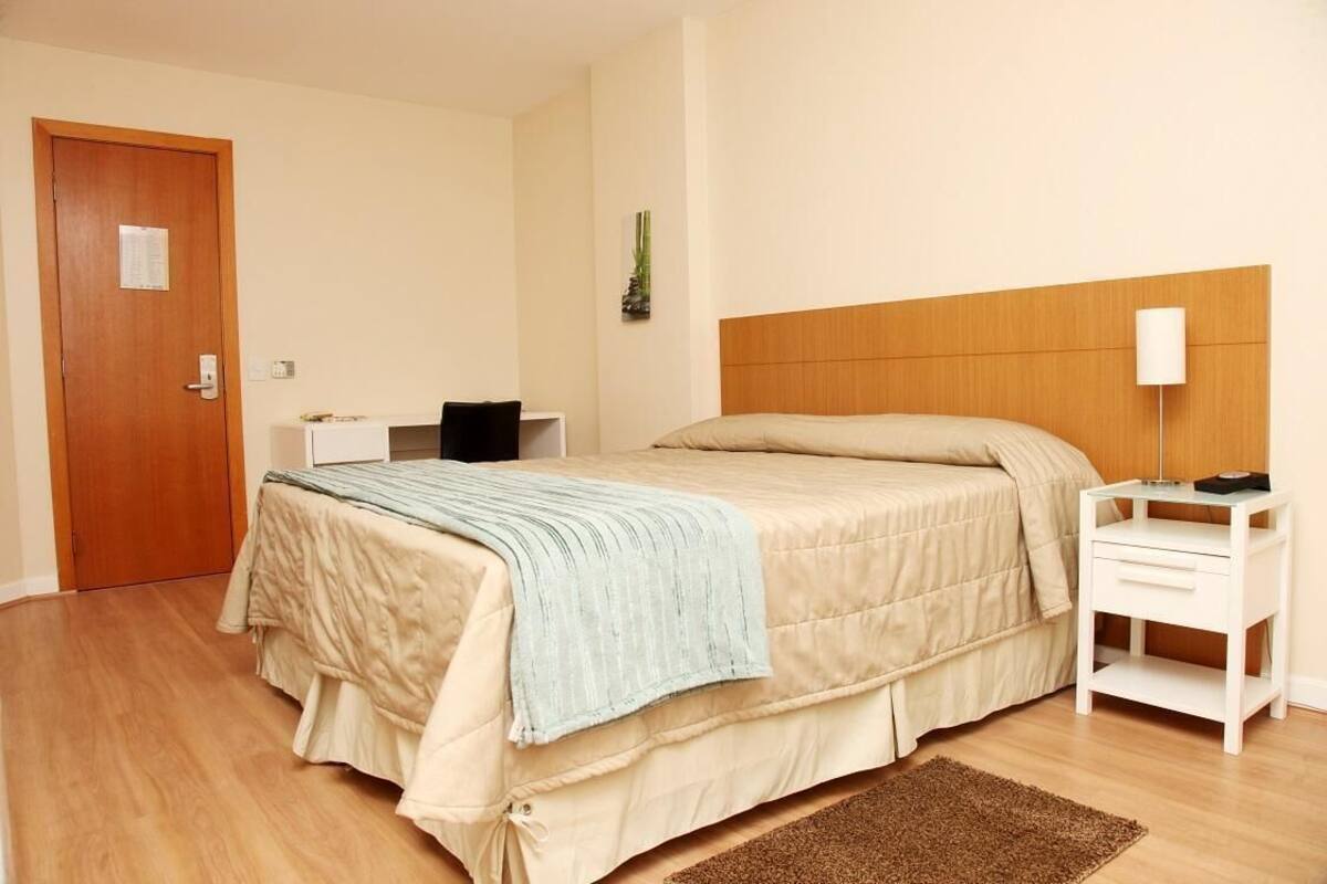 1 quarto, frigobar, escrivaninha, Wi-Fi de cortesia