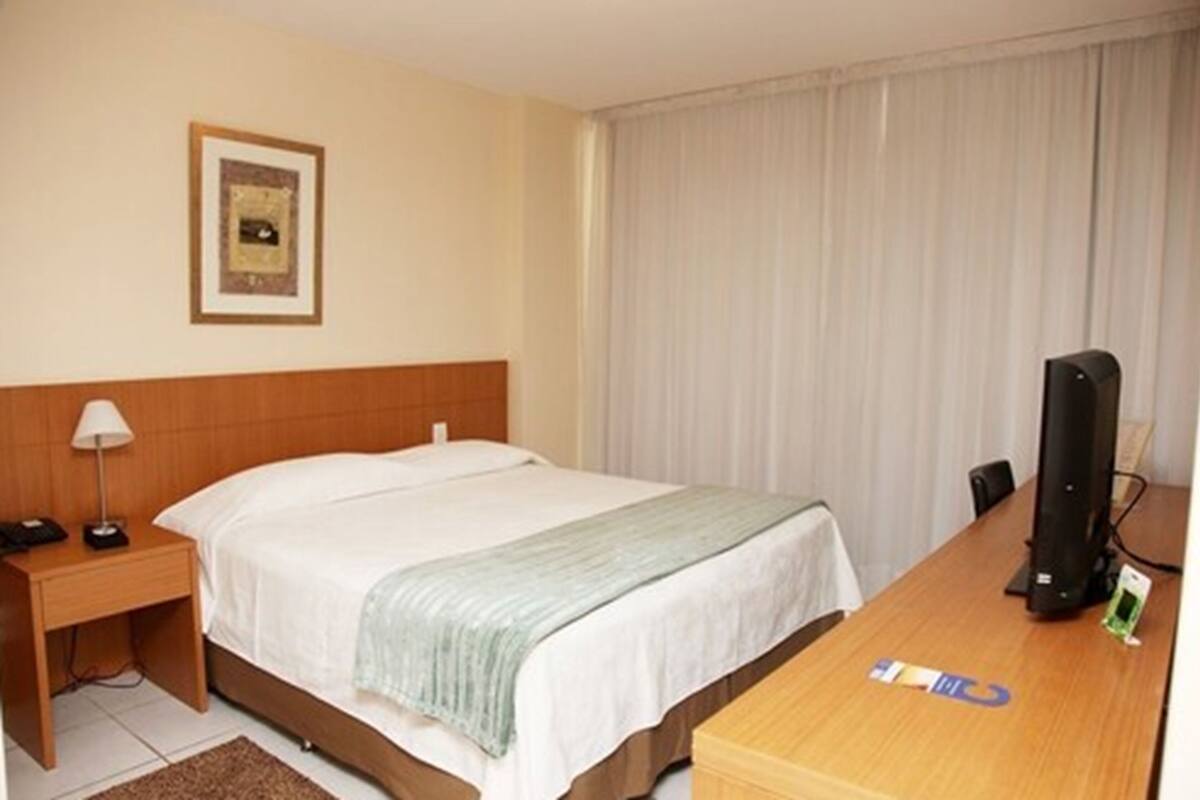 Suíte premium, 1 quarto, vista parcial para o mar | 1 quarto, frigobar, escrivaninha, Wi-Fi de cortesia