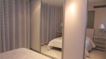 Suíte luxo, cozinha americana, vista parcial para o mar | 1 quarto, frigobar, escrivaninha, Wi-Fi de cortesia