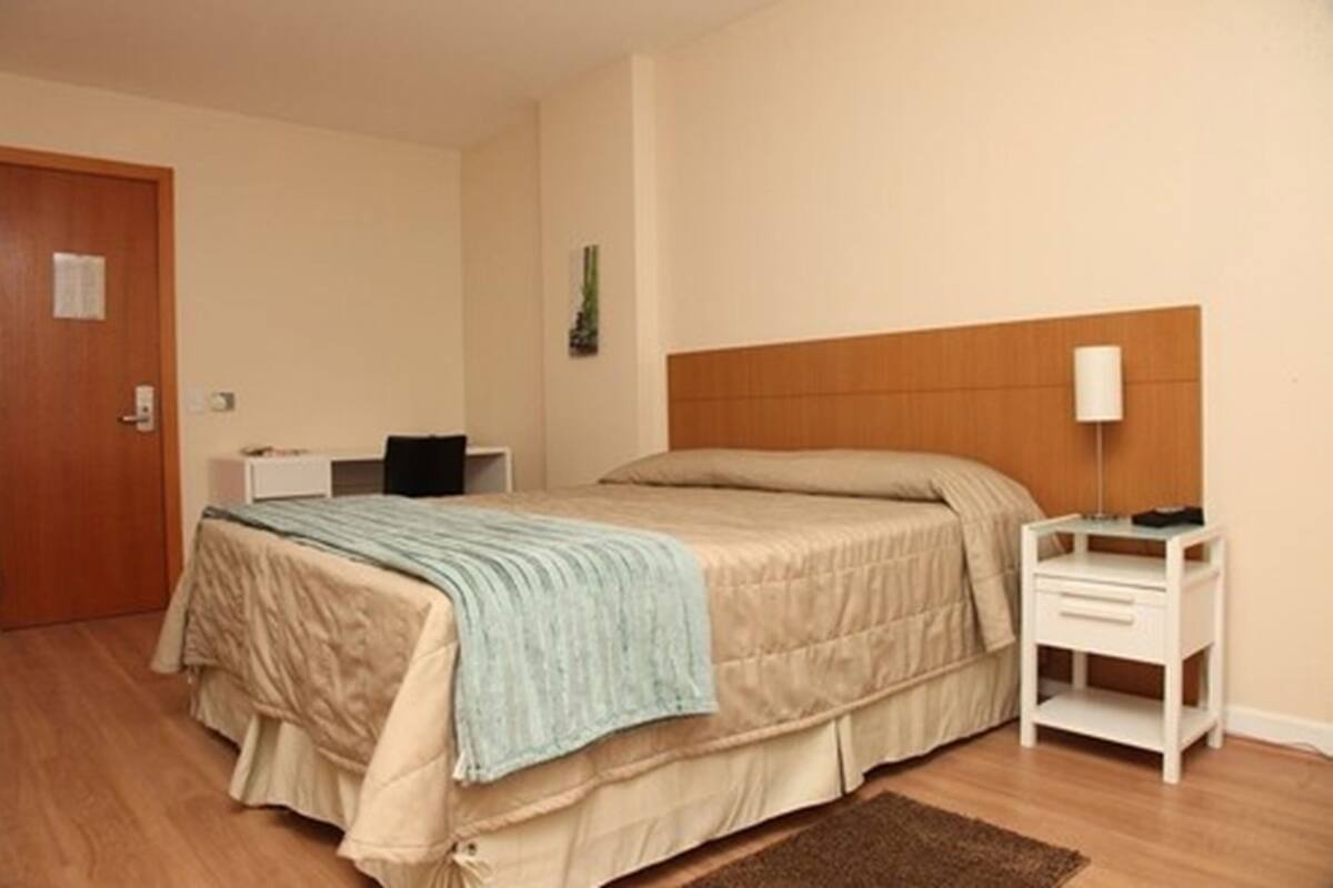 Quarto duplo econômico, 1 quarto | 1 quarto, frigobar, escrivaninha, Wi-Fi de cortesia