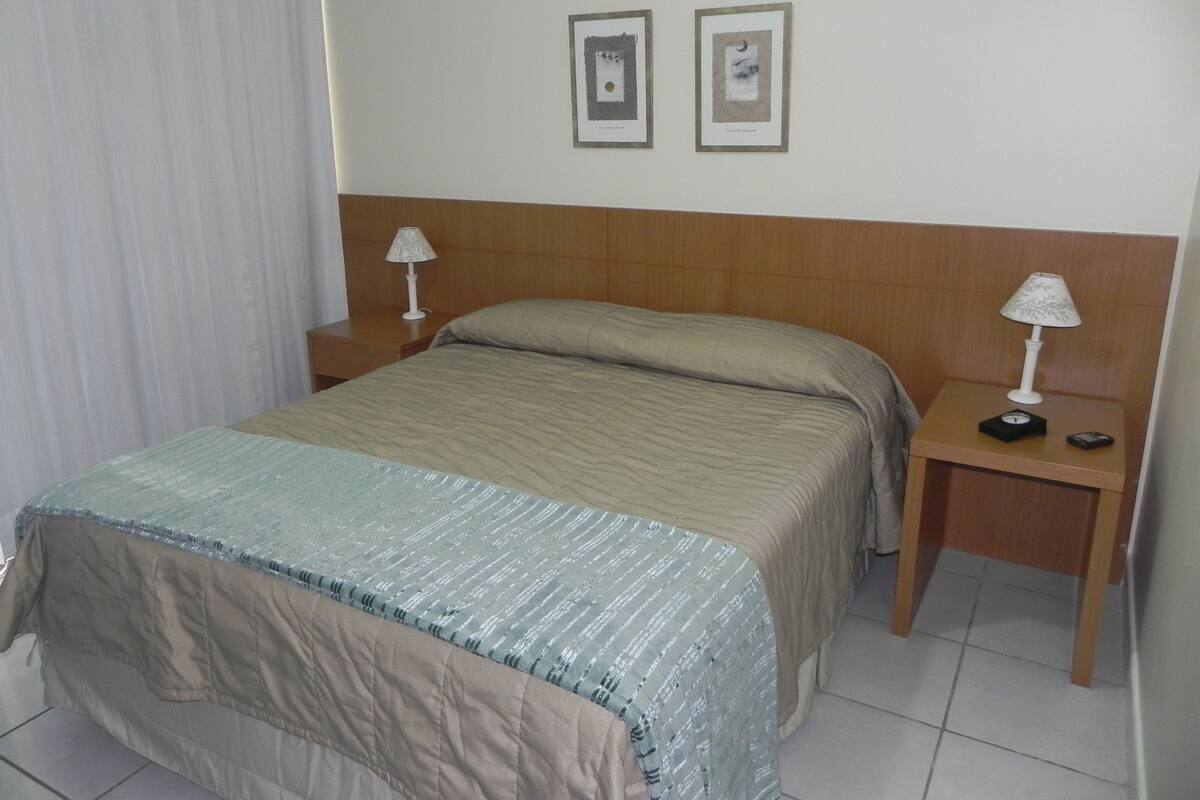 Suíte luxo, cozinha americana, vista parcial para o mar | 1 quarto, frigobar, escrivaninha, Wi-Fi de cortesia