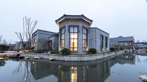 Fachada de la propiedad por la tarde o noche