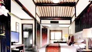 A hotel room with a bed, a desk, a television, and a window. - Dayu Kaiyuan (Shaoxing)