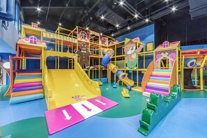 Área de juegos infantiles bajo techo