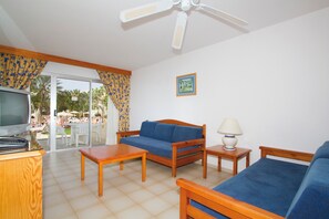 Caja de seguridad en la habitación y ropa de cama 