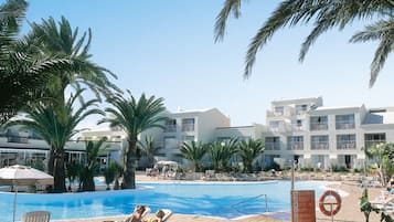 2 piscinas al aire libre, sombrillas, sillones reclinables de piscina