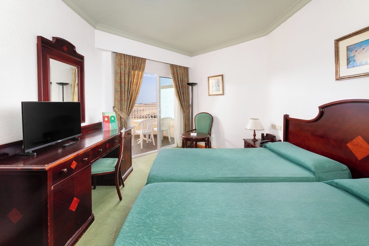 Dobbeltrom, delvis sjøutsikt | Safe på rommet og sengetøy