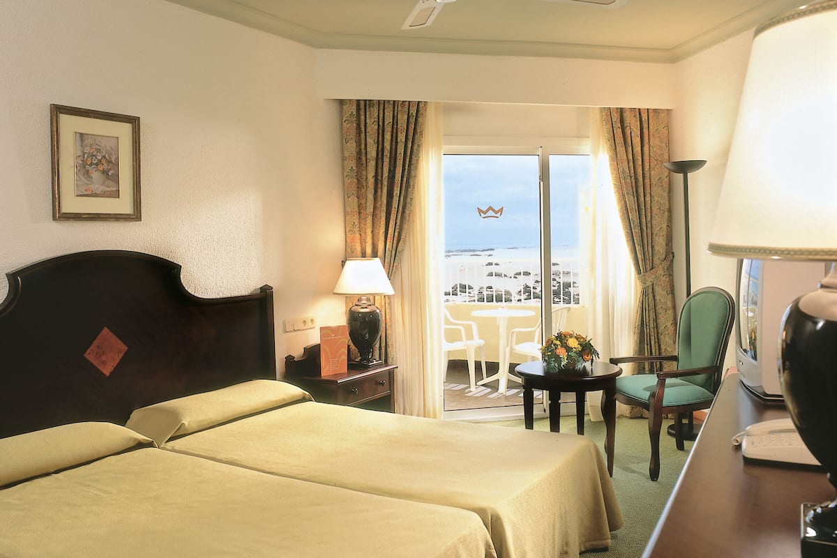 In-room safe, bed sheets
