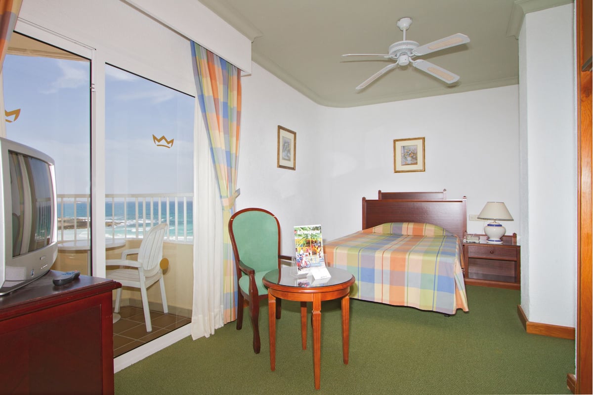 Single Room, Partial Sea View | In-room safe, bed sheets