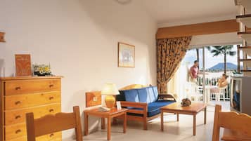 Familieværelse - 1 soveværelse - i anneksbygning | Pengeskab på værelset, sengetøj