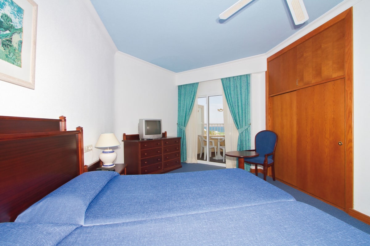 Suite, Sea View | In-room safe, bed sheets
