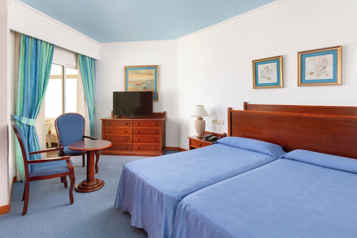 Suite, sjøutsikt | Safe på rommet og sengetøy