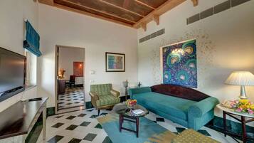 Suite, 1 kingsize bed (Living area, Courtyard view) | Italiaanse Frette-lakens, luxe beddengoed, donsdekens